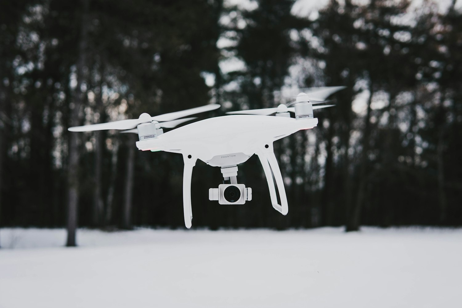 无人机深耕农业，从飞着玩到种好地的田间革命
